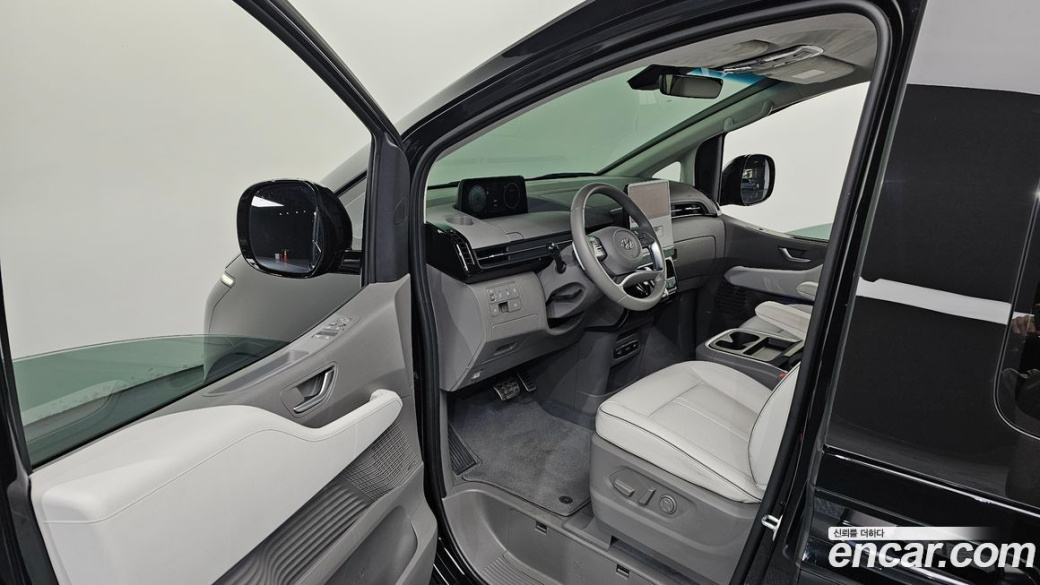 Hyundai Staria 4WD Lounge 7-Seater, 2024