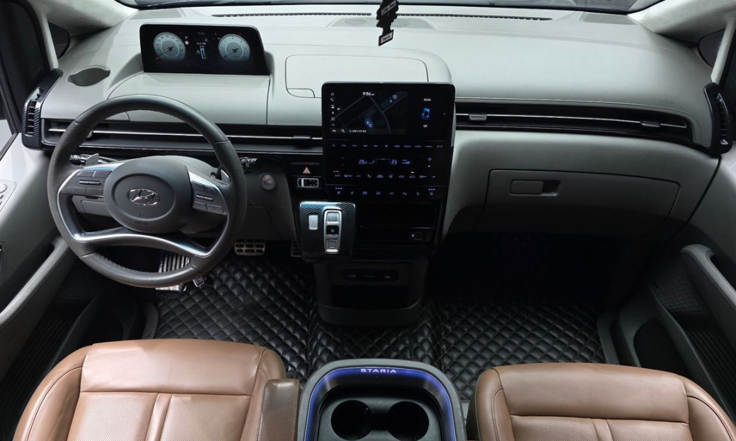 Hyundai Staria Lounge 9-Seater, 2022