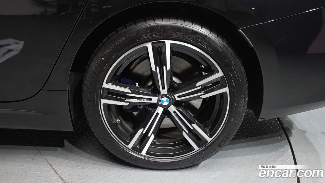 BMW 3-Series 320i M Sport, 2025