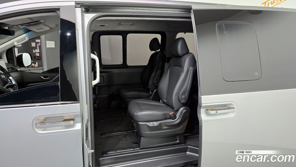 Hyundai Staria 4WD Lounge 9-Seater, 2025