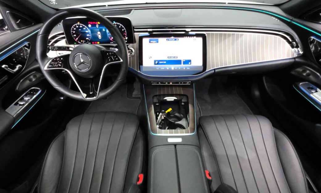 Mercedes-Benz E-Class E300 4MATIC Exclusive, 2025