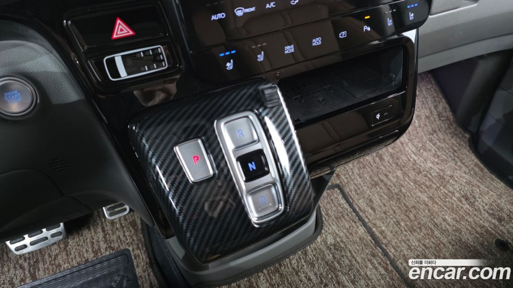 Hyundai Staria 4WD Lounge 9-Seater, 2022