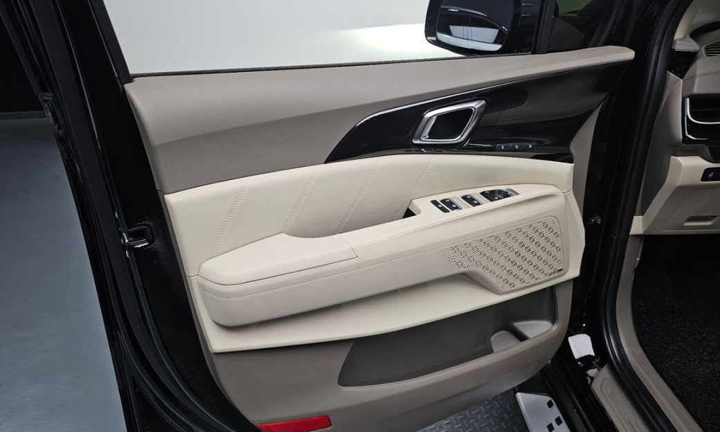 Kia Carnival 7-Seater Gravity, 2024