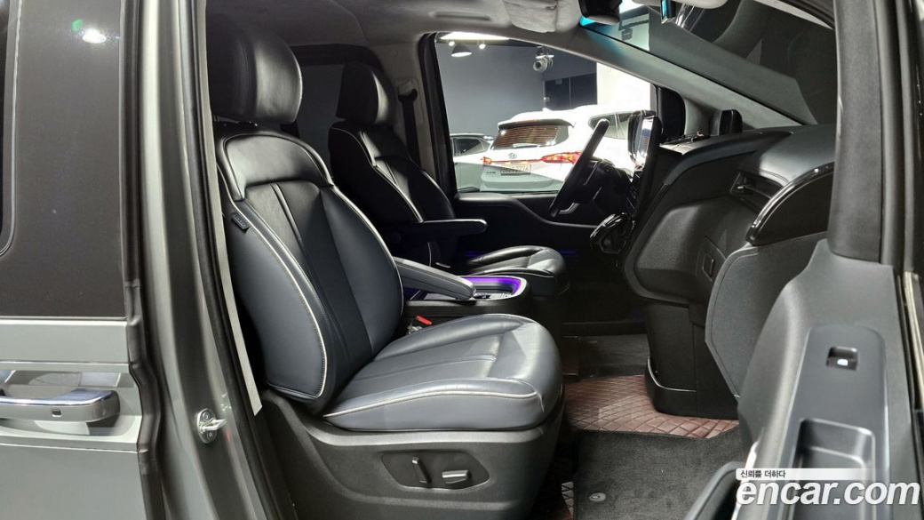 Hyundai Staria 4WD Lounge 7-Seater, 2023