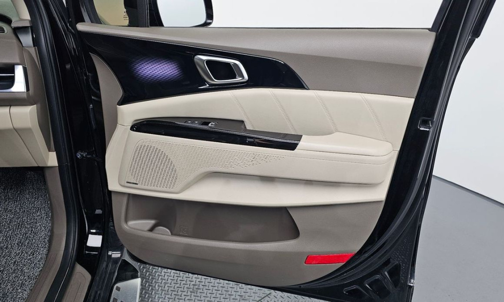 Kia Carnival 9-Seater Hi-Limousine, 2023