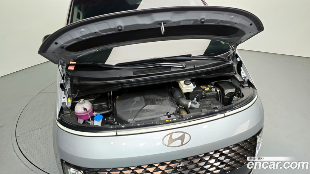Hyundai Staria 4WD Lounge 9-Seater, 2025