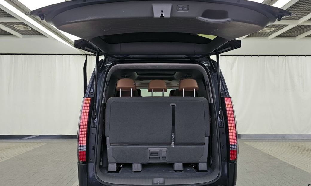 Hyundai Staria 4WD Lounge 9-Seater, 2025