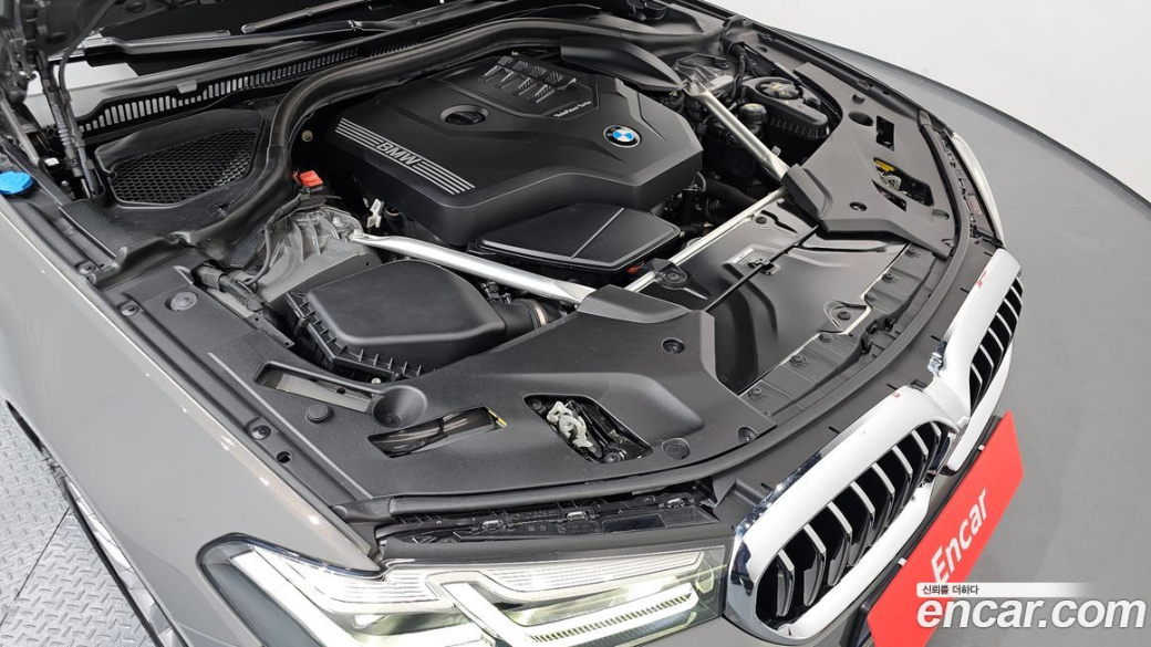 BMW 5-Series 520i Luxury, 2022