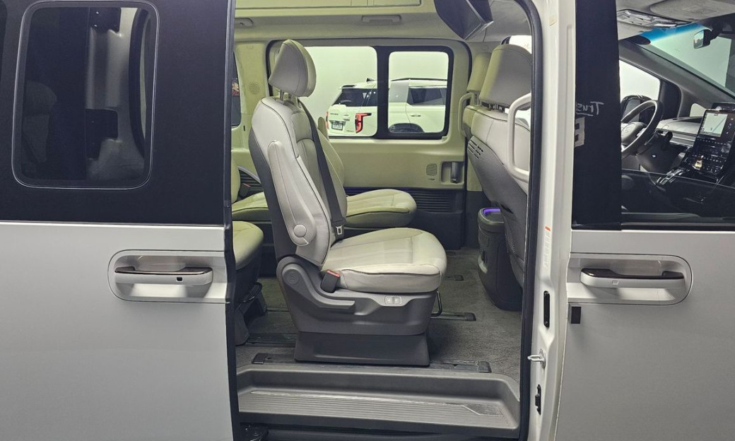 Hyundai Staria 4WD Lounge 9-Seater, 2023