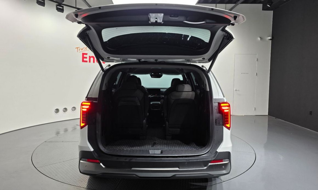 Kia Carnival 9-Seater Signature, 2024