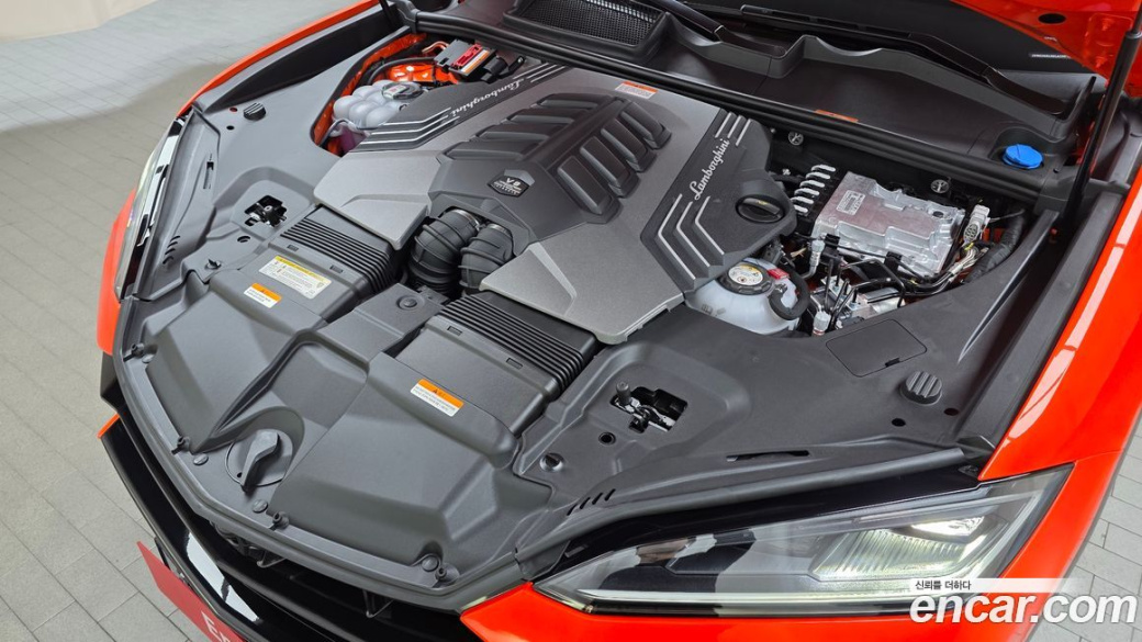 Lamborghini Urus 4.0 V8 SE, 2025