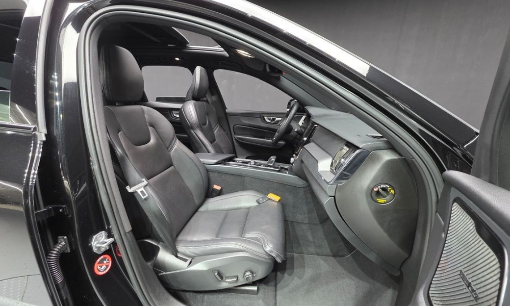 Volvo XC60 B6 R-Design, 2022