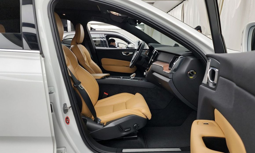 Volvo XC60 B5 Ultimate Bright, 2024