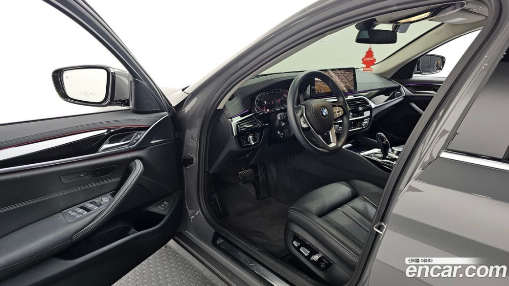 BMW 5-Series 520i Luxury, 2022