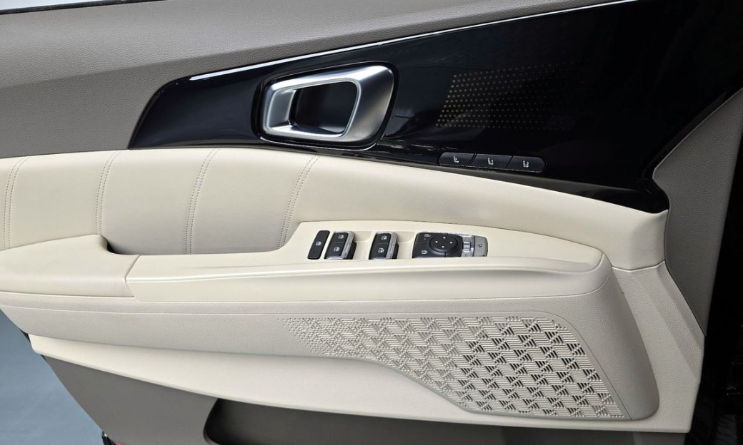 Kia Carnival 9-Seater Signature, 2025