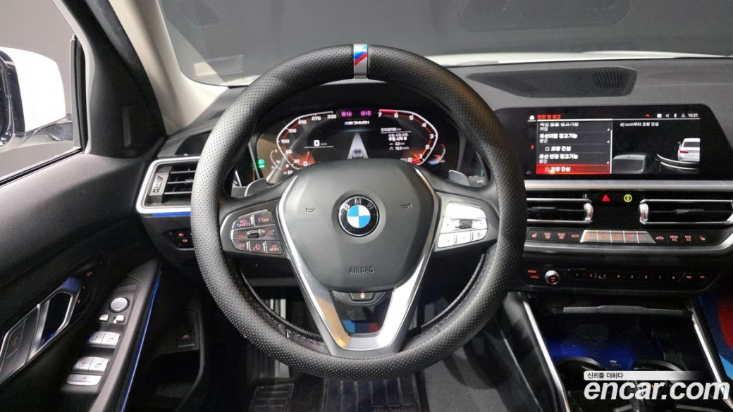 BMW 3-Series 320i Luxury, 2022