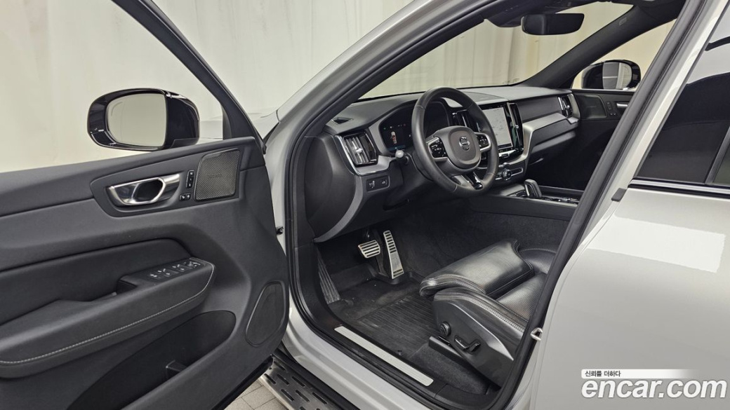 Volvo XC60 B6 R-Design, 2022