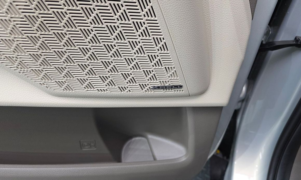 Kia Carnival 9-Seater Signature, 2025
