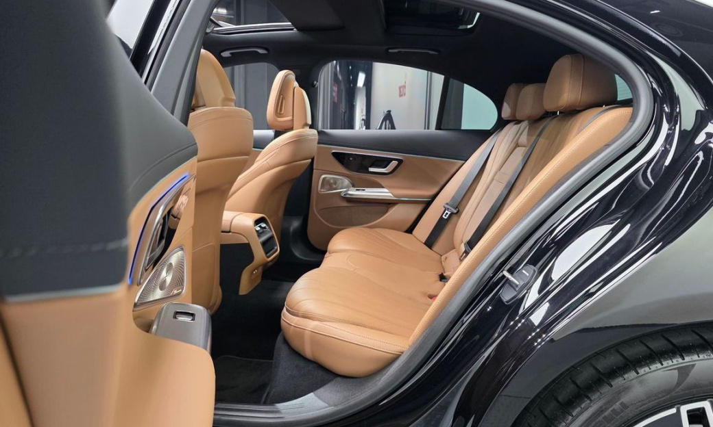 Mercedes-Benz E-Class E300 4MATIC AMG Line, 2025