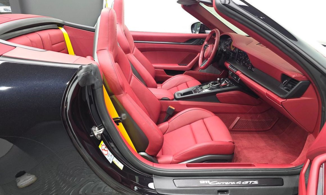 Porsche 911 Carrera 4 GTS Cabriolet, 2025
