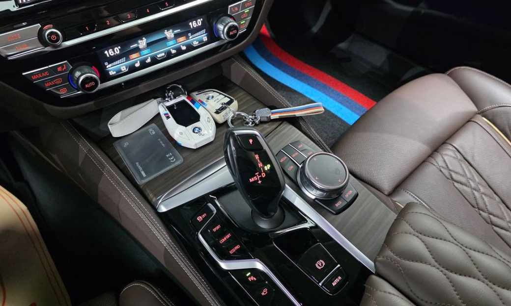 BMW 5-Series 530i xDrive Luxury, 2023