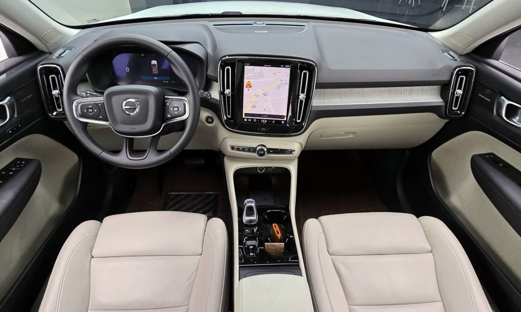 Volvo XC40 B4 Ultra Bright, 2025