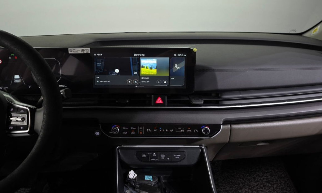 Kia Carnival 7-Seater Outdoor, 2025