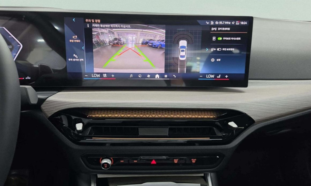 BMW 3-Series 320i, 2025
