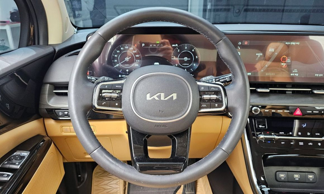 Kia Carnival 7-Seater Outdoor, 2023