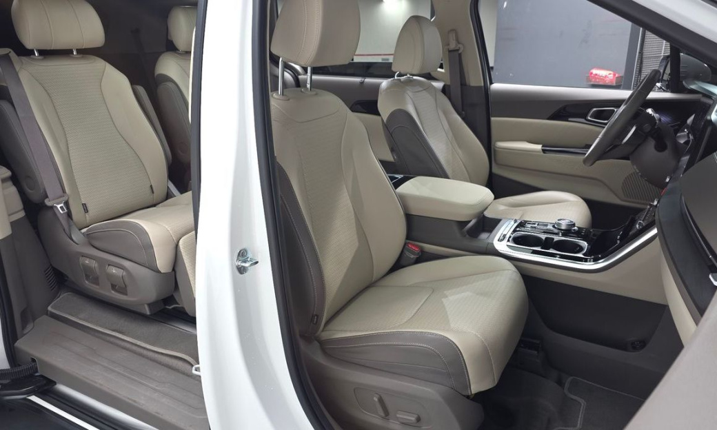Kia Carnival 7-Seater Signature, 2023