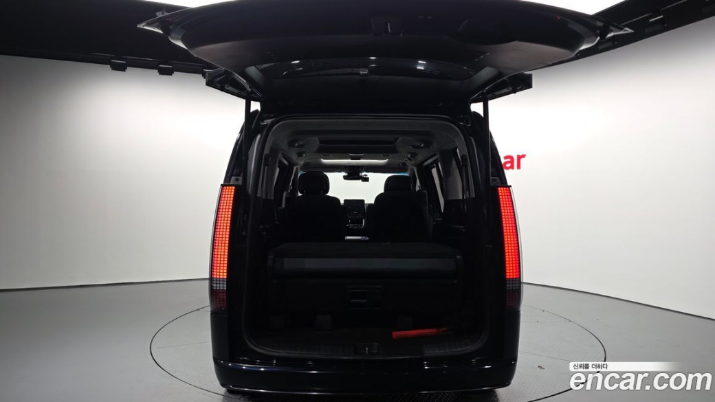 Hyundai Staria 4WD Lounge 7-Seater, 2022