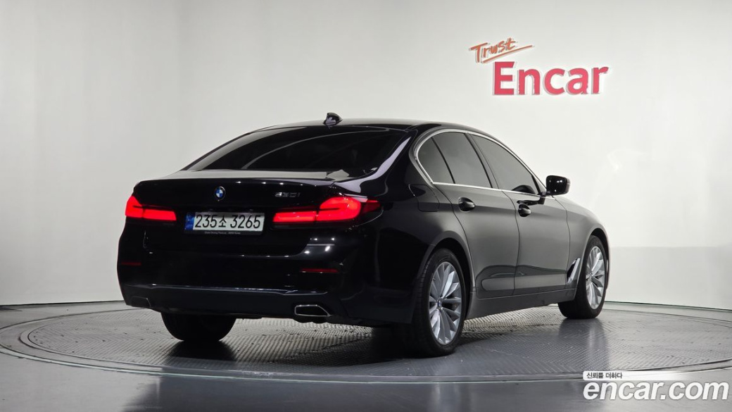 BMW 5-Series 530i Luxury, 2022