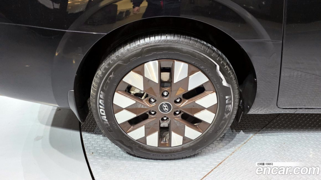 Hyundai Staria 4WD Lounge 9-Seater, 2024