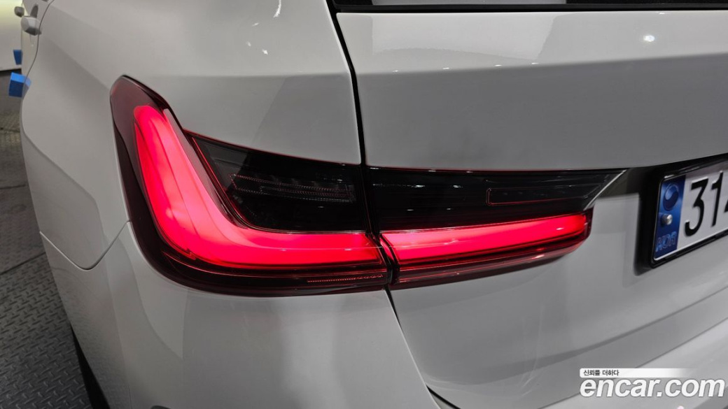 BMW 3-Series 320i Touring, 2024