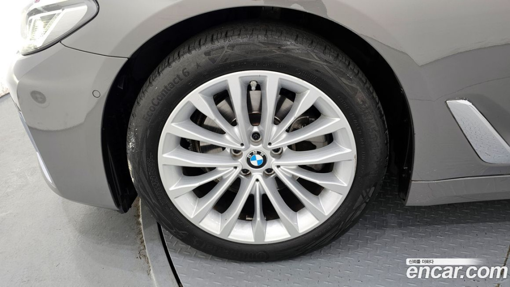 BMW 5-Series 520i Luxury, 2022