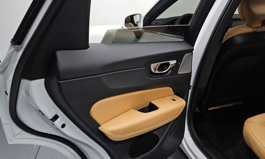 Volvo XC60 B6 Ultra Bright, 2025