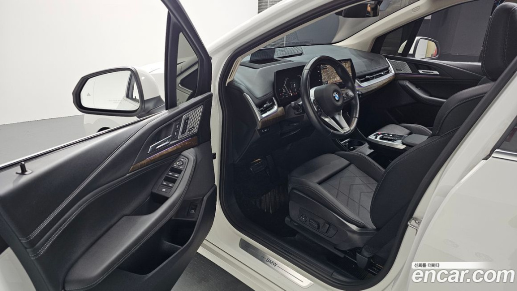 BMW 2-Series 220i Luxury, 2023