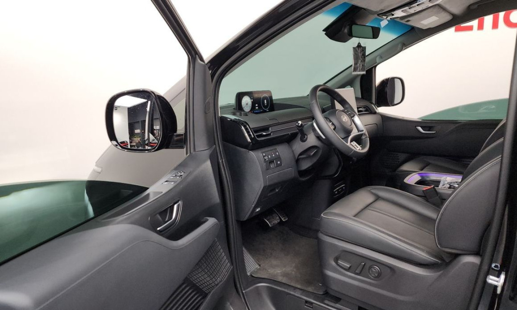 Hyundai Staria Lounge 9-Seater, 2025