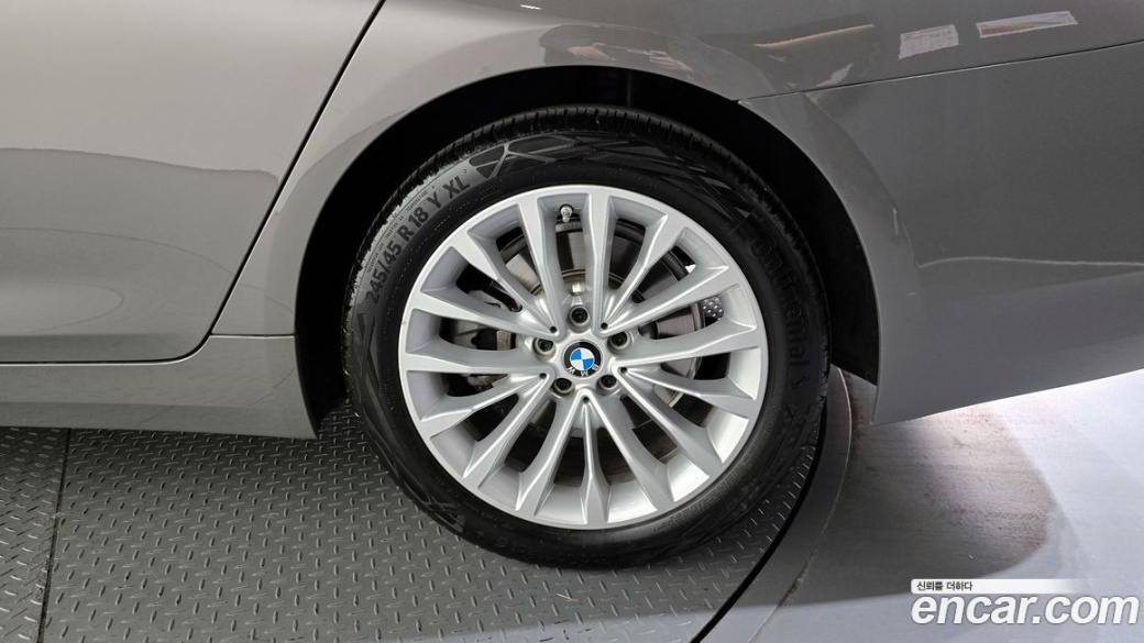 BMW 5-Series 520i Luxury, 2022