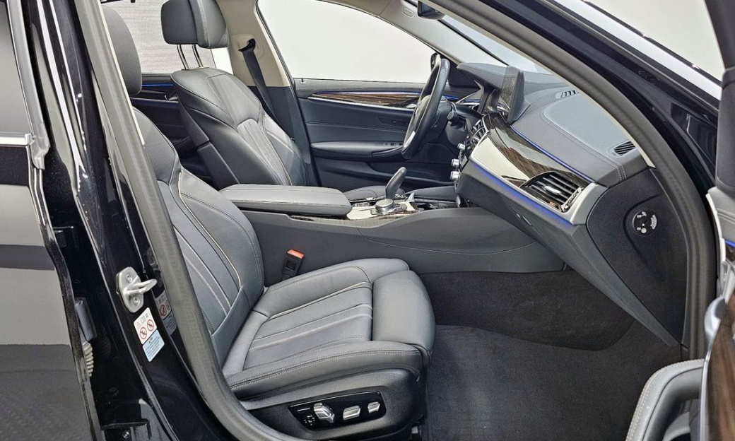 BMW 5-Series 520i Luxury, 2023