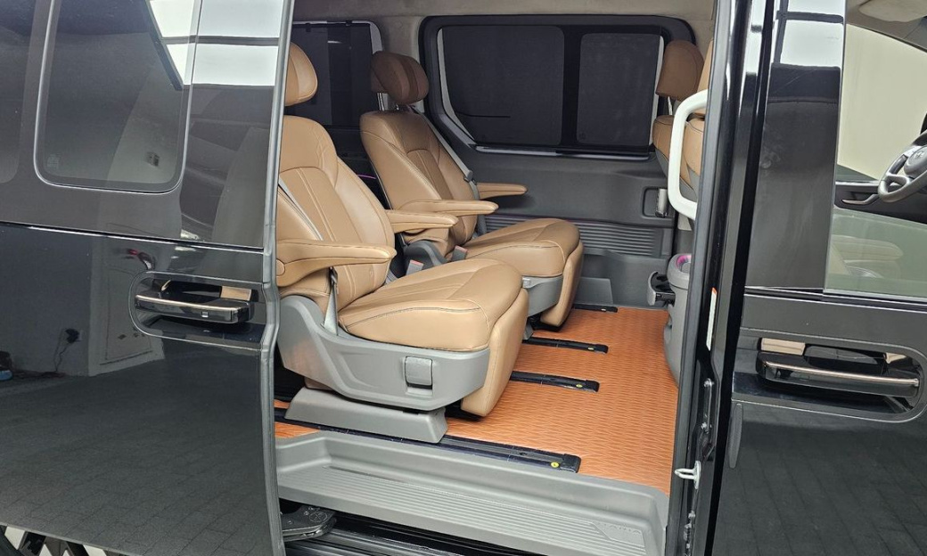 Hyundai Staria 4WD Lounge 7-Seater, 2024