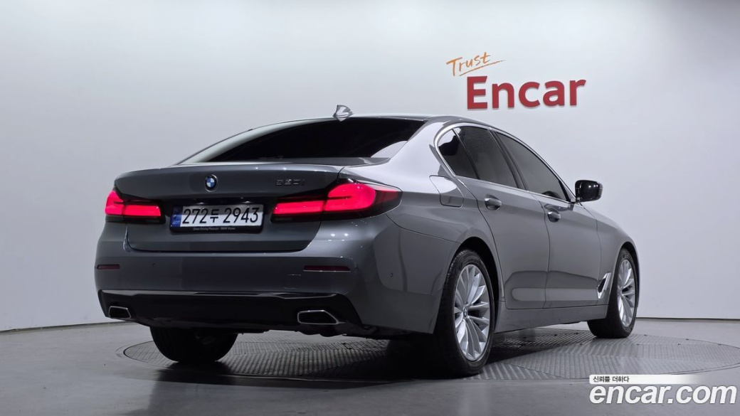 BMW 5-Series 520i Luxury, 2023