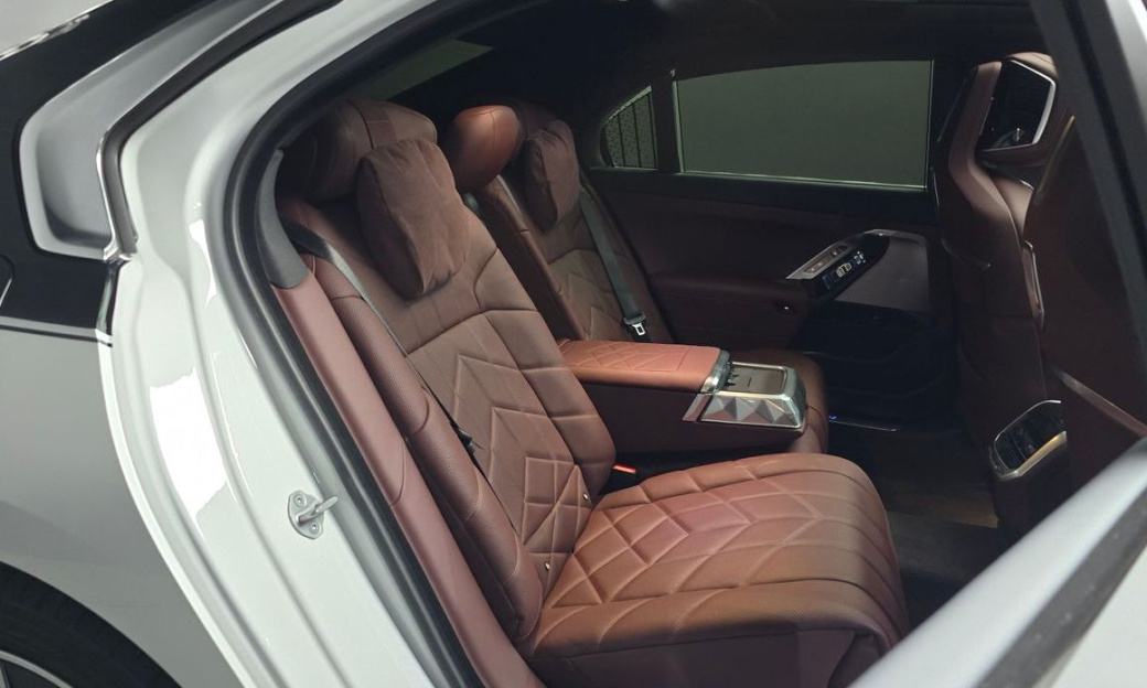 BMW 7-Series 740i xDrive M Sport, 2025