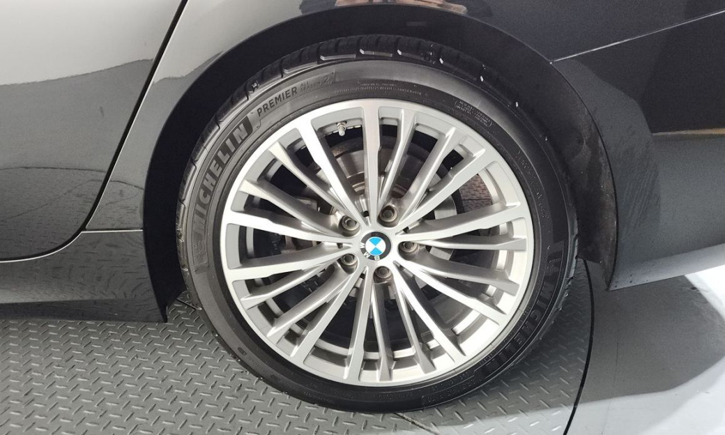 BMW 3-Series 320i Luxury, 2022