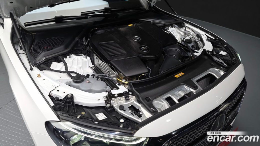 Mercedes-Benz E-Class E300 4MATIC AMG Line, 2025