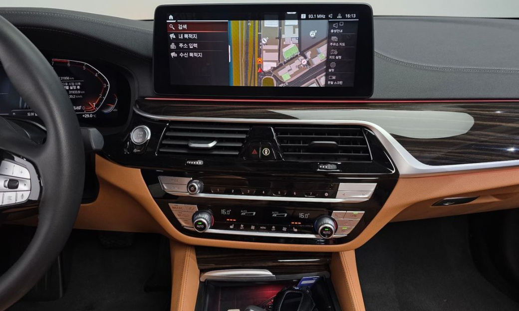 BMW 5-Series 520i Luxury, 2023