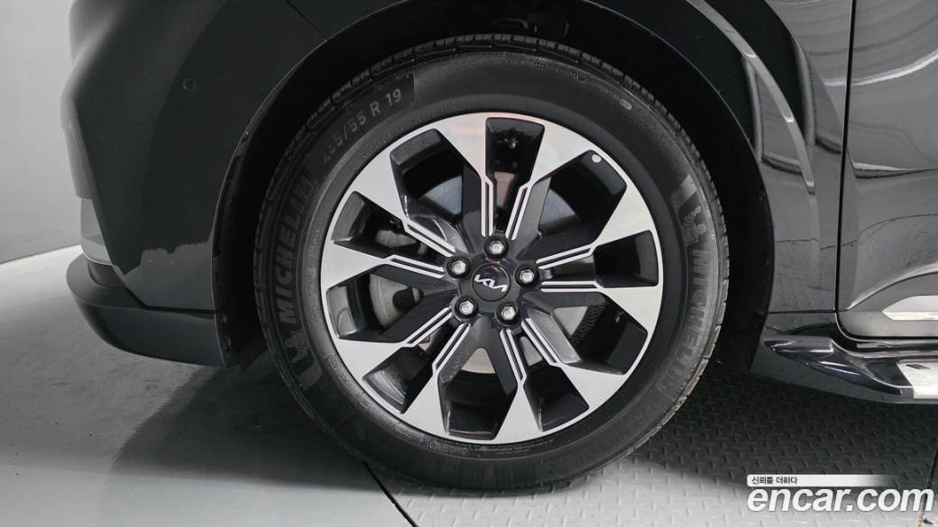 Kia Carnival 9-Seater Hi-Limousine, 2023
