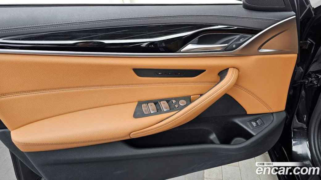 BMW 5-Series 520i Luxury, 2022