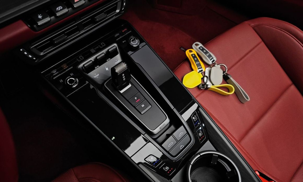 Porsche 911 Carrera 4 GTS Cabriolet, 2024