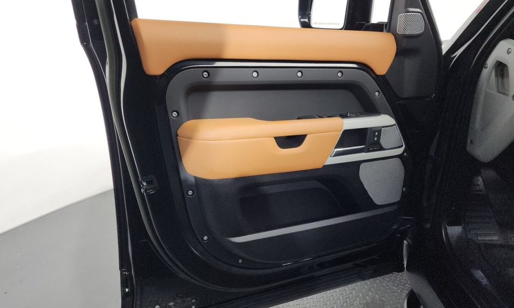 Land Rover Defender 130 D300 X-Dynamic HSE, 2023